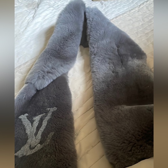 Louis Vuitton soft non shedding grey lv Louis Vuitton vest scarf wrap stole - Picture 2 of 5